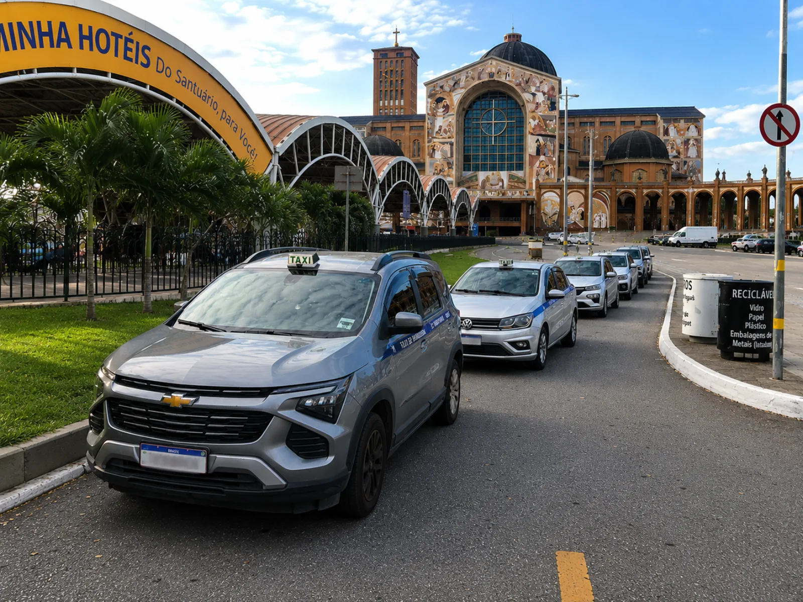 Fila de táxis credenciados em frente à Basílica de Aparecida